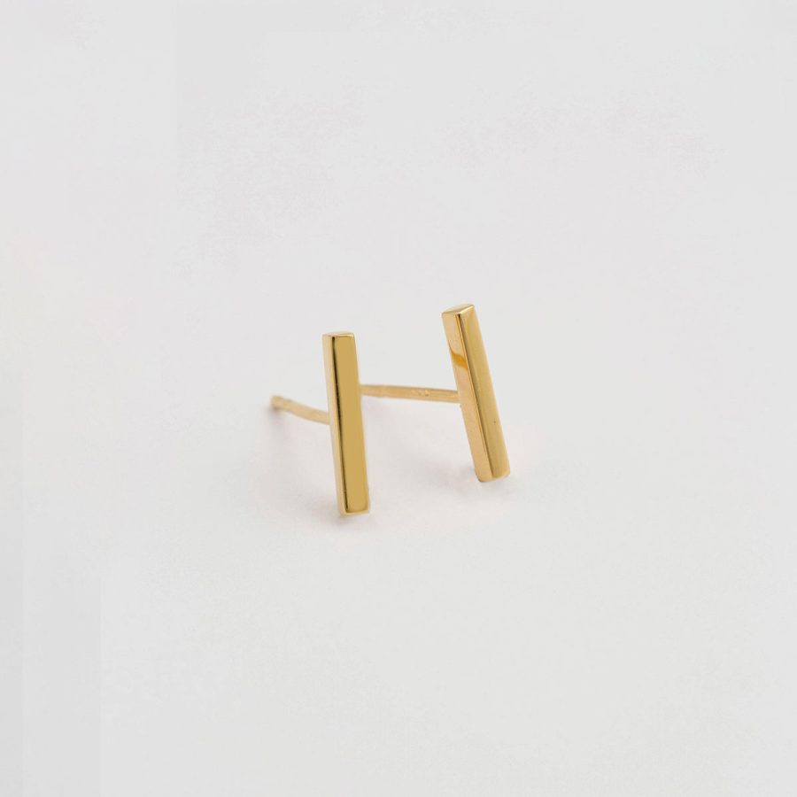 Syster P - Örhänge Strict Simple Bar Guld