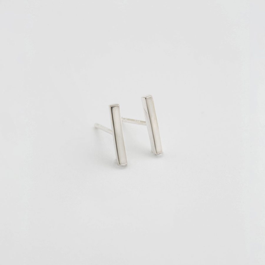 Syster P - Örhänge Strict Simple Bar Silver