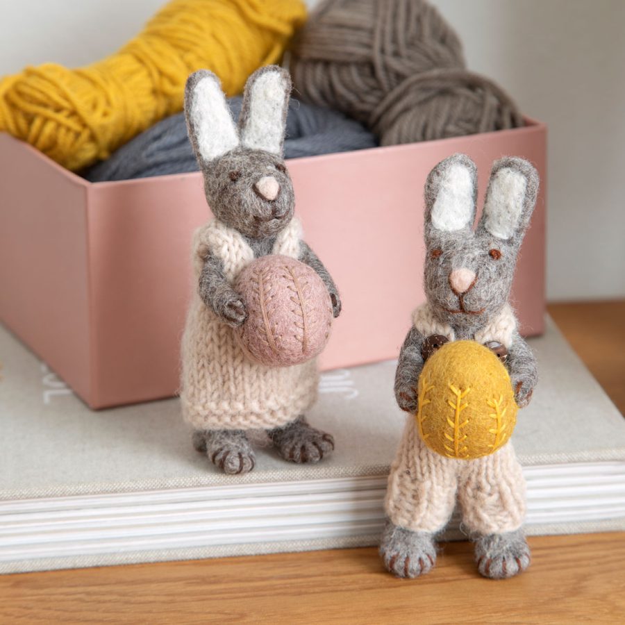Gry & Sif - Grey Bunny with Light Grey Dress and Lavendler Egg - Bild 2