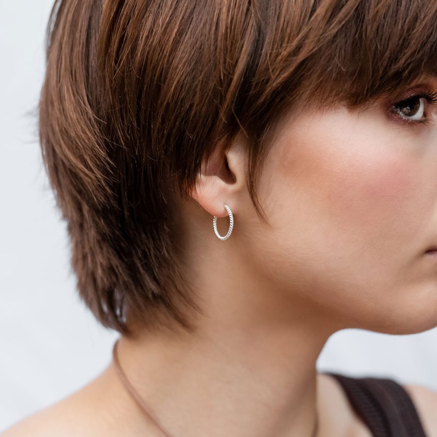 Syster P - Örhänge Beloved Twisted Medium Hoops Silver - Bild 2
