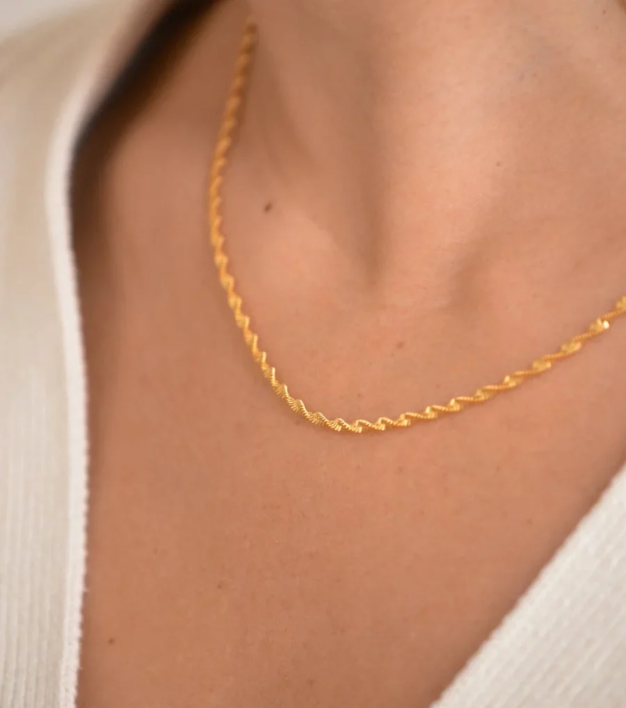 Syster P - Halsband Herringbone Twisted Guld